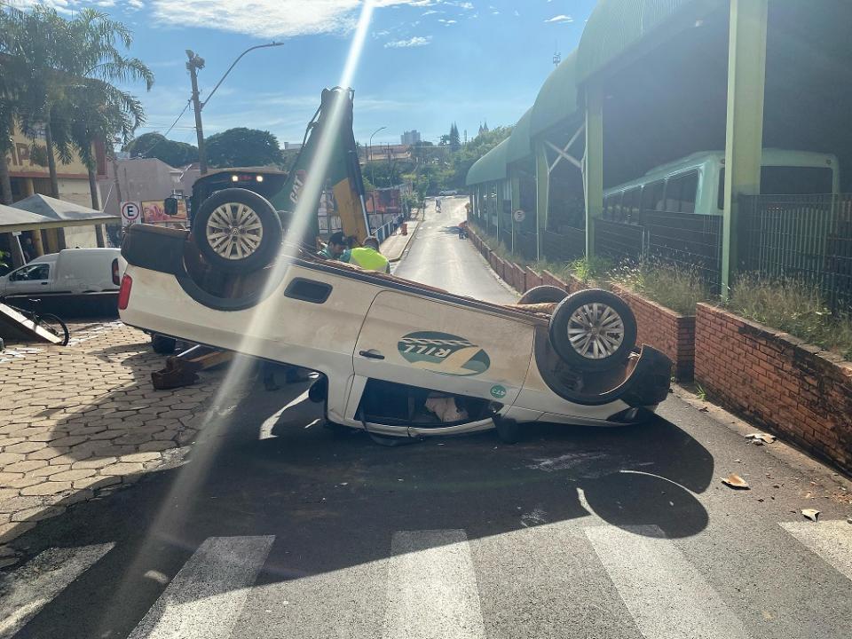 Foto 3 de 3 — Veículo capota após colisão na Avenida Portugal em Araraquara; veja as fotos